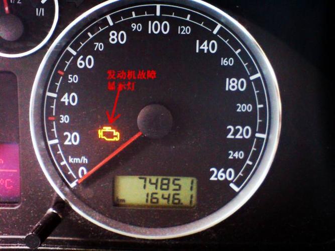 发动机故障灯突然亮车还能继续开吗