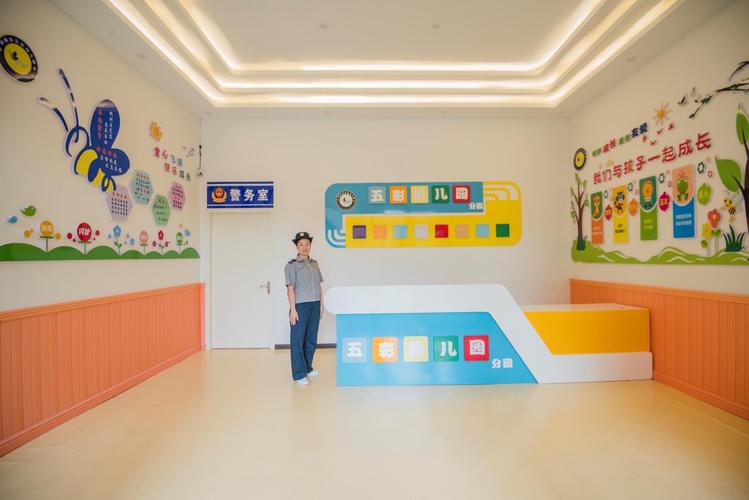 幼儿园进门就是大厅,大厅里设有晨检处,让幼儿的每天都健康入园