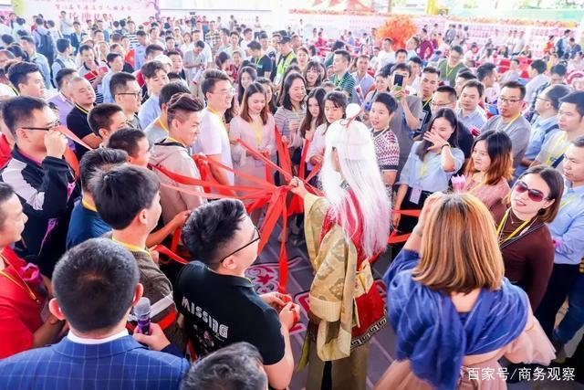 首批00后加入相亲大军,观音山相亲现场月老与红娘牵红线