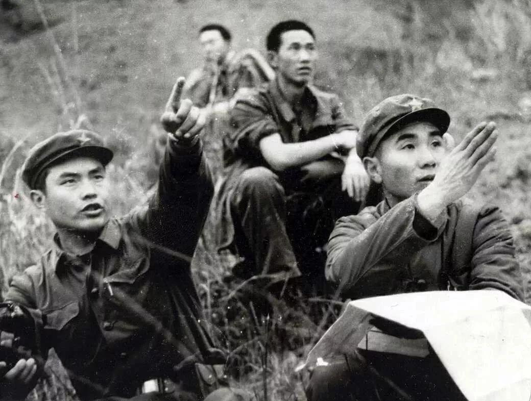 作战地形(左一:营长刘年光,右二:副营长顿景田,右一:副团长向坤山)】