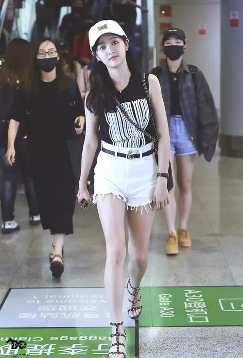 巧穿搭 | 吴宣仪这双凉鞋还可以,显腿长