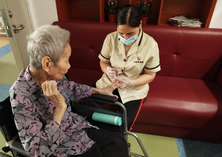 清新区百福养老院,护工做好个人防护措施,护理老人.通讯员供图