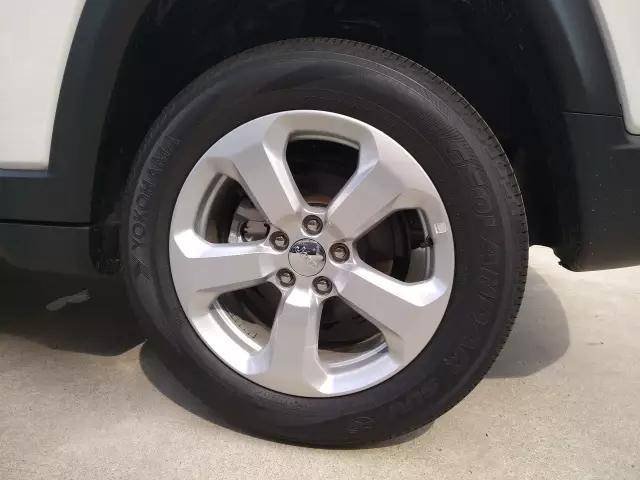 轮胎方面,全新指南者200t轮胎采用规格为225 60/r1d的优科豪马品牌