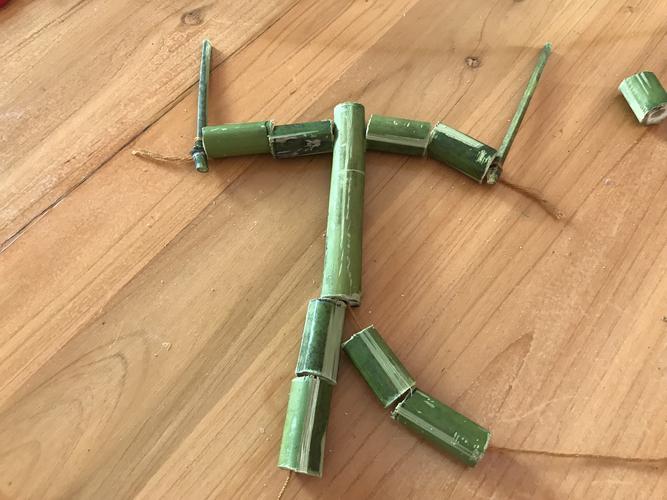 然后拿出我祖传的武器,(竹节)绑在手上.秘制竹节人就做好了.