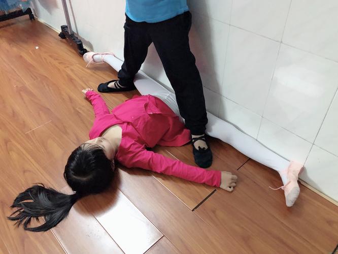 靠墙一字马 直直的腿 平平的屁股 都是宝贝经过努力换来的回报 耗横叉