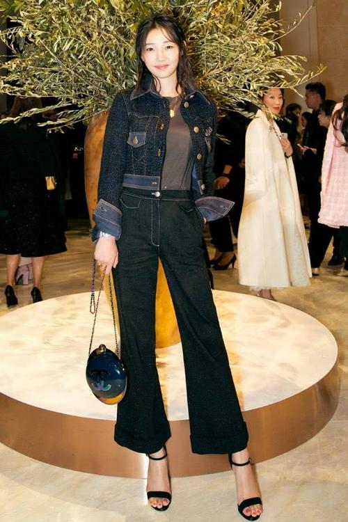 白百何阔腿裤 高跟鞋,穿出"超模腿",还手提"鹅卵石"霸气!