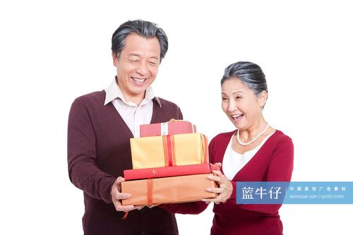 惊喜的老年人收到礼物