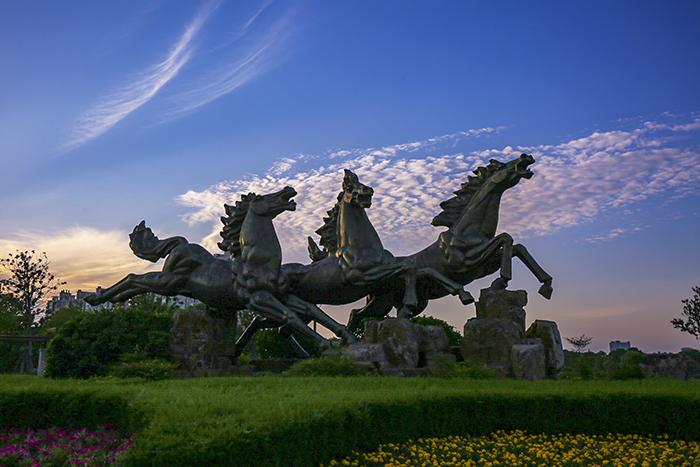 29-安徽马鞍山花雨广场拍摄-骆雅琴15212358872 三匹马是马鞍山的一个