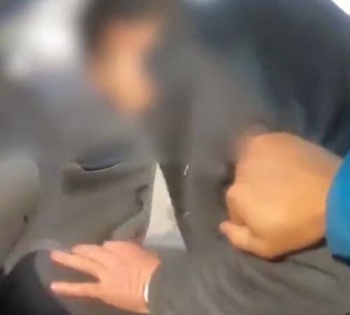 醉汉乘出租憋不住 直接尿车上