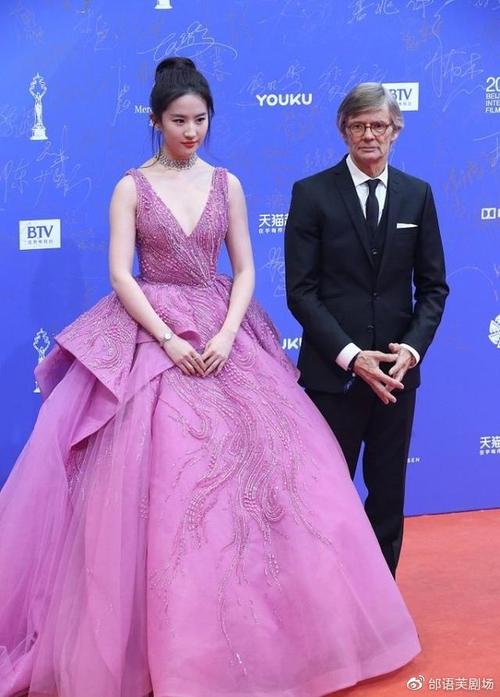 其实刘亦菲的身材好真实,穿搭礼服裙挺有韵味,简单设计也有亮眼之处.