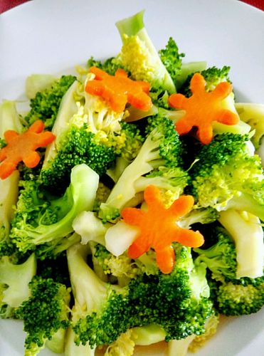 凉拌西兰花的所需食材