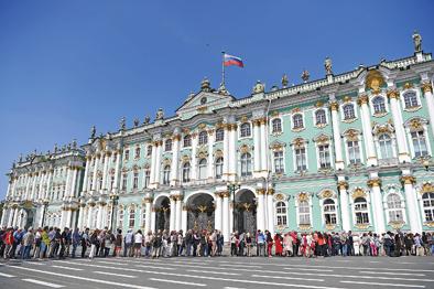 6月4日,游客排队进入俄罗斯圣彼得堡冬宫博物馆.