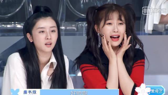 感叹的时候,这种微微捧脸的花痴状态,可以说演出了偶像剧女主角的