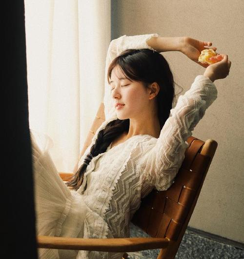 赵露思举半块橙子摆拍,清秀可爱的女孩子,演绎出自己