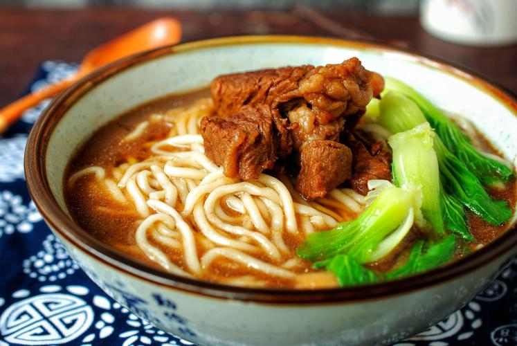 老爸做的牛肉面大块牛肉软嫩鲜香面条筋道弹滑吃着过瘾