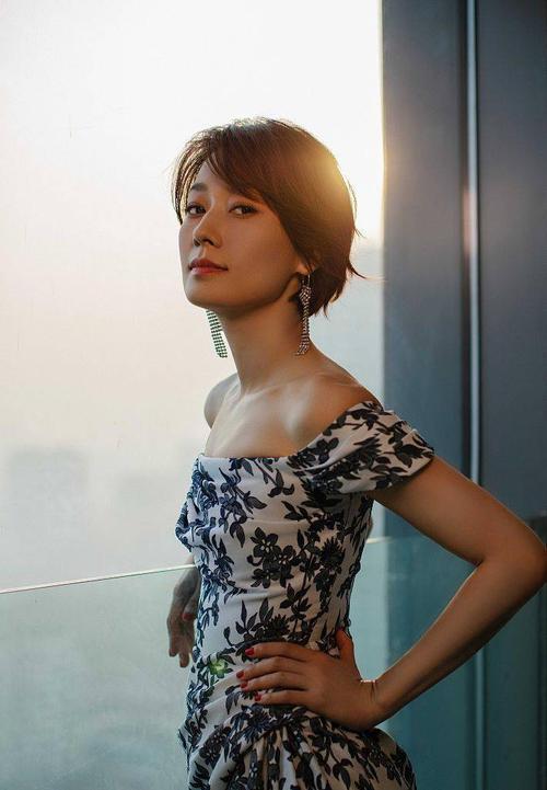 马伊琍身材好绝!一字抹胸设计尽显迷人锁骨和直角肩.