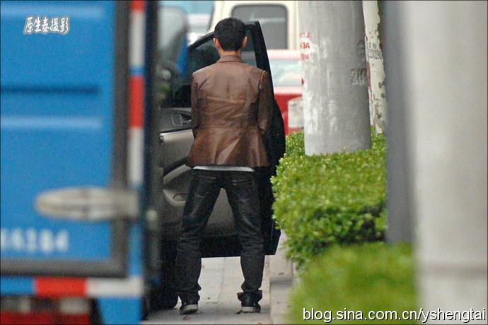 直击:上海男人当街扎堆撒尿!(组图)
