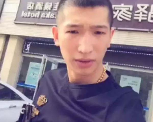 第二位:国际庄狗磊;说起他当初出道的时候一身大哥范儿吸粉无数,拥有