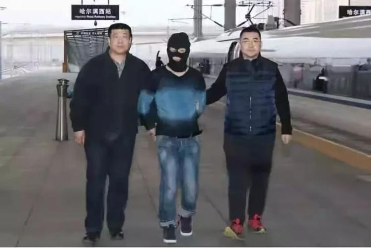 刚刚押解回哈!12年前在哈尔滨持刀杀人的逃犯终落网!
