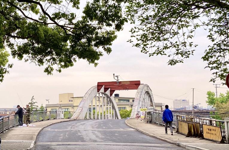 这就是定海桥,建于1927年,是复兴岛上第一座桥.