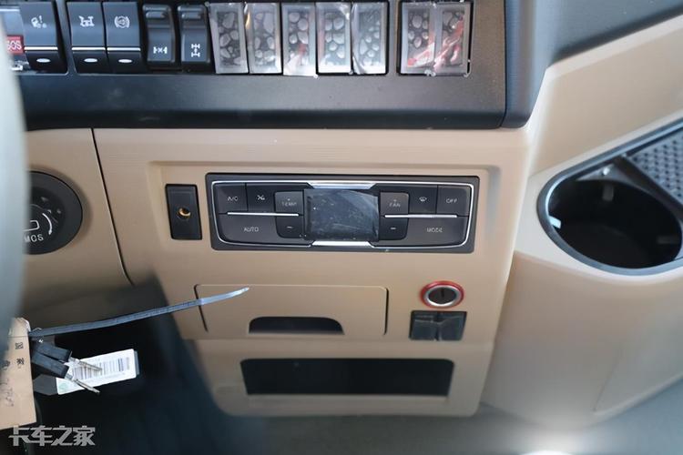 诠释安全很到位,搭载潍柴400马力发动机,实拍重汽豪沃tx