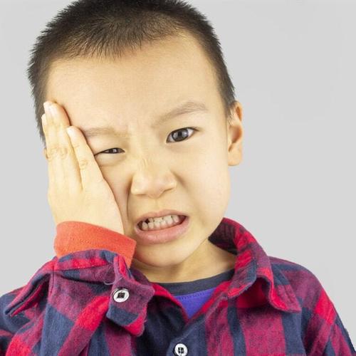 还会引发感染,带来炎症困扰,如果处理得不好,就会让孩子变成大小脸