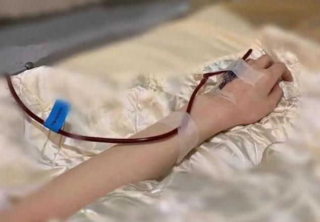 12月初,李明蔚晒照,自己血色素低所以再入院输血,积极乐观的她还在为