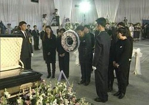 随后,邓丽君遗体被运回台湾,并在台湾安葬.