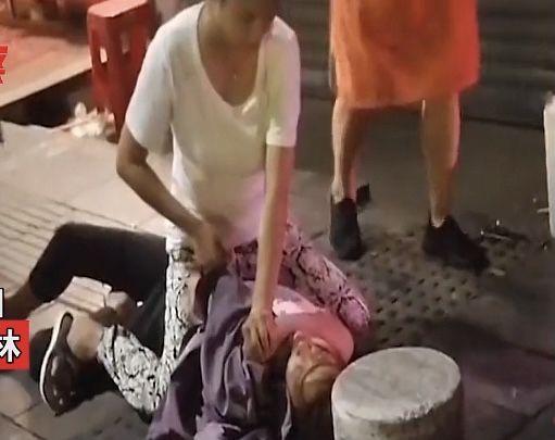 荒唐!广西一女子当街坐在一名男子的肚子上质问他:你敢骂我妈?