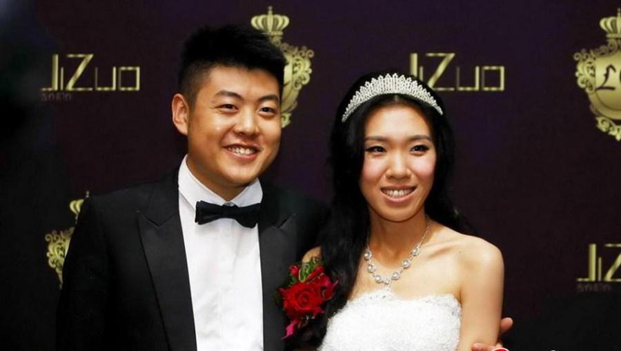 梁文博与妻子甜蜜婚照.