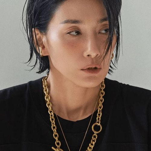 20岁红唇卷发选美金瑞亨只求离开家庭半辈子单身独享抱狗生活