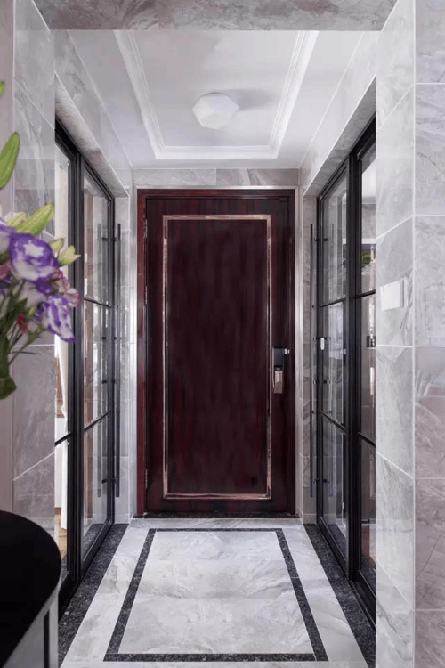 玄关采用高级灰仿大理石瓷砖,有质感且不易碰坏,整体空间与色彩搭配