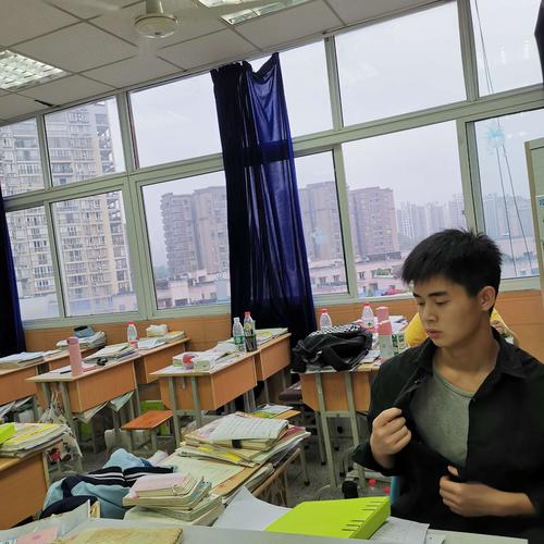 帅小伙黄文浩是最早到达班上的男生