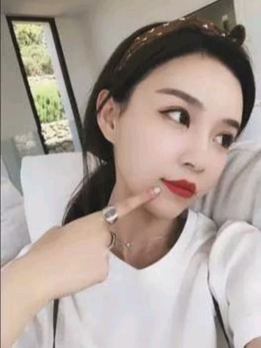 堪称网红鼻祖的雪梨给人的第一印象就是长相清新,魅力