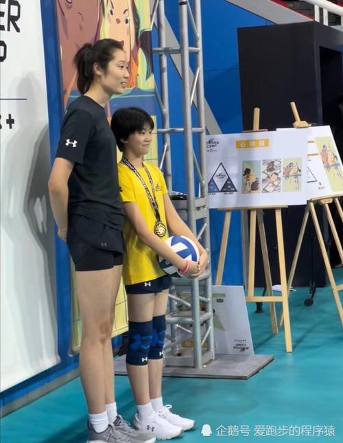 朱婷姚迪同现身,出席排球推广活动,手术或仍未安排