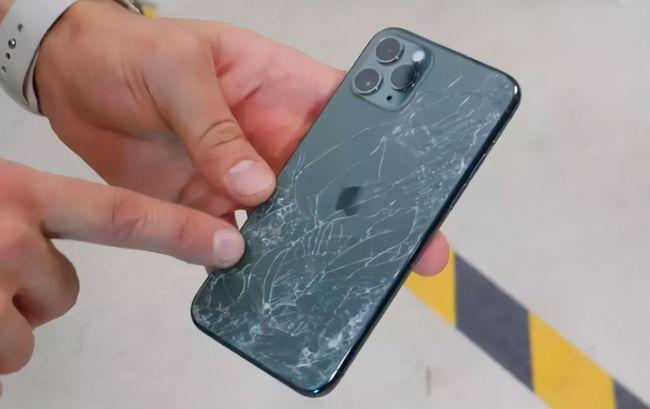 学校让学生当众砸手机,称家长孩子都同意,我咋不信?