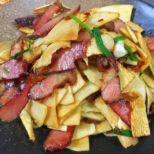 笋炒腊肉是传统名菜之一,是湘菜中的典型炒菜,冬笋的清香混合着腊肉