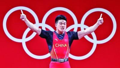 7月28日,在东京奥运会举重男子73公斤级决赛中,中国选手石智勇夺冠.
