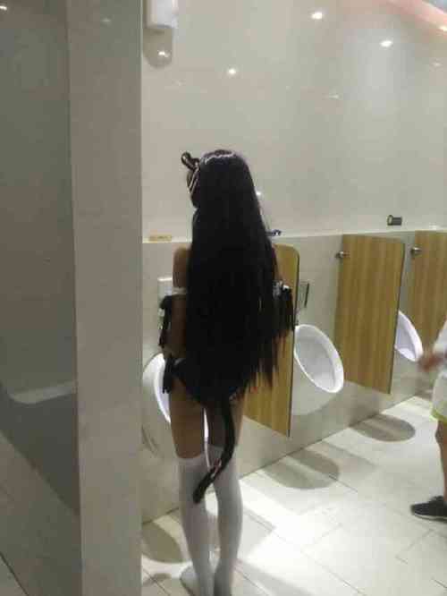 美少女误闯进男厕所,脱下裙子的那一刻,旁边的大叔落荒而逃