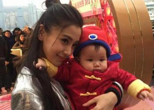 黄晓明夫妇公开了儿子的正脸照,小海绵想必以后也是个小帅哥!