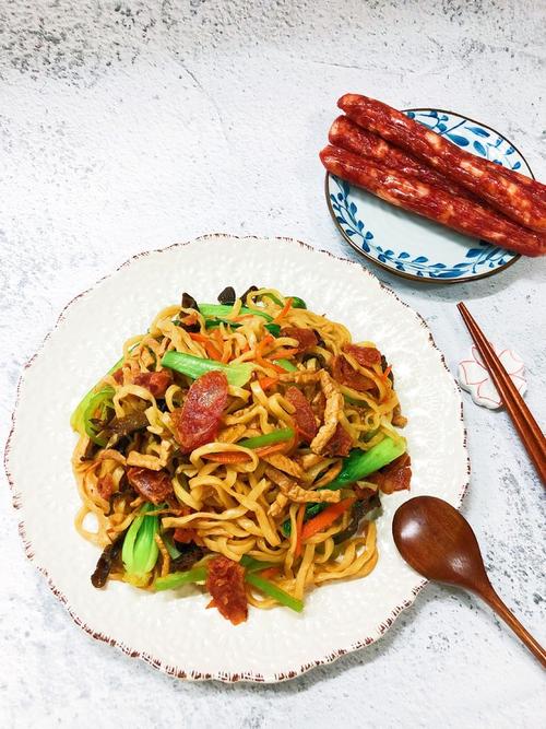 好吃到舔盘的"豪华版"腊肠炒面