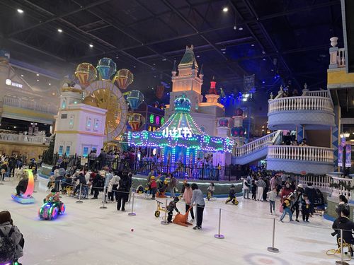 五一带娃儿去了趟郑州银基冰雪世界,人超级多,进去玩的项目都要排队1
