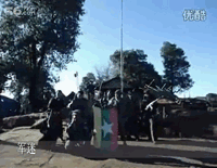 上面是缅甸果敢士兵举着中国国旗.