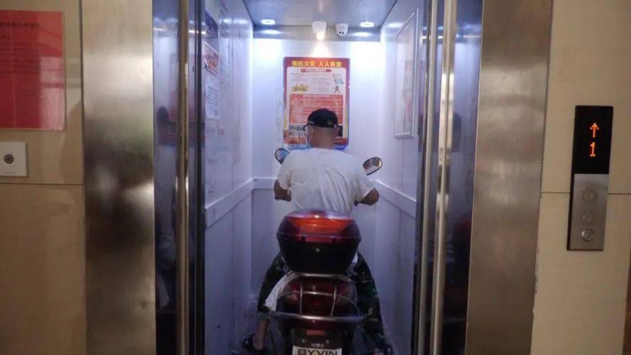 电瓶车进电梯?要问"大叔"同意不_电动车