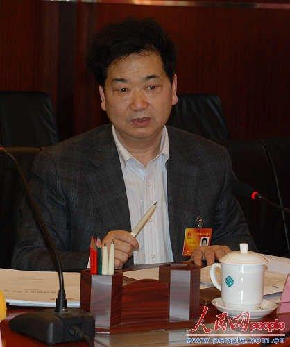 全国人大代表,贵州省黔南州委副书记,州长李月成在会上发言.