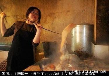 网友实拍:农村小学敢杀猪的美女老师