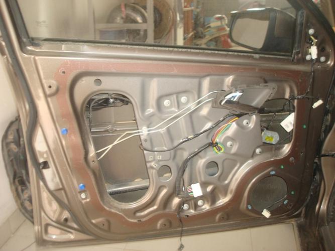 拆除门板,将门板内侧擦拭干净.