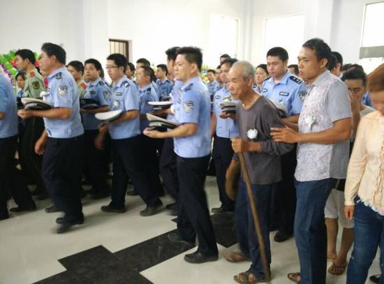 防城港民警黄新兴追悼会举行 处置事故时被撞殉职