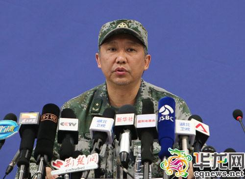 广州军区参谋长刘小午介绍搜救相关情况,确认一名3岁小女孩遇难.