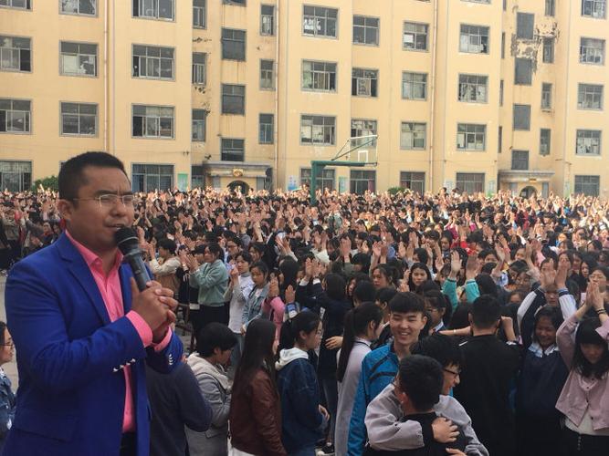 刘珑老师4971516号上午莅临上蔡二高老校区高一,高二感恩励志演讲